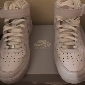 Lightly worn Air Force 1 Mid size 8